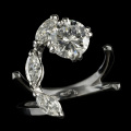 Flower diamond-Anello con brillante e 3 diamanti navette