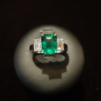 Paola-anello oro bianco con smeraldo colombia e diamanti